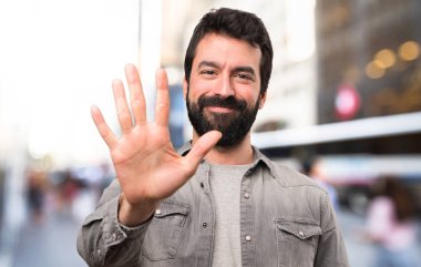 Saat 5'te açık sayım sakallı yakışıklı adam