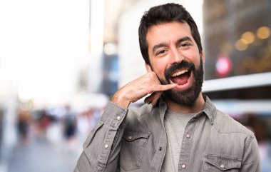 Sakal yapma telefon jest, açık olan yakışıklı adam