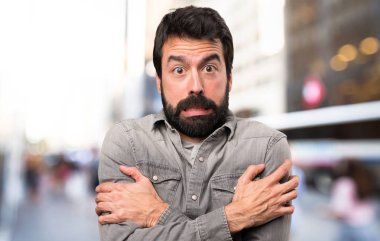 Açık, buz gibi sakallı yakışıklı adam