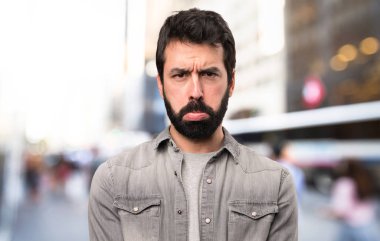 Açık, sakallı üzgün yakışıklı adam