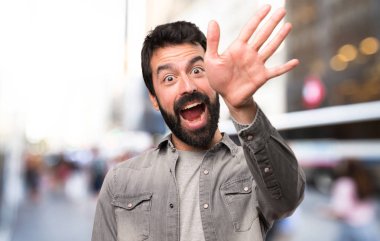 Sakal, açık selamlayan ile yakışıklı adam