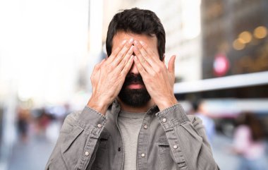 Gözleri açık, kapsayan sakallı yakışıklı adam