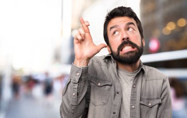 Parmaklarıyla, açık geçiş sakallı yakışıklı adam