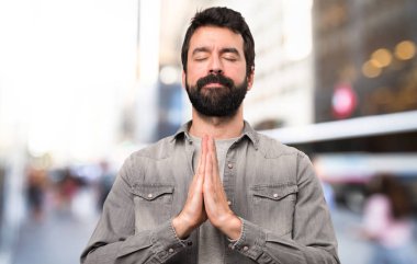 Açık konumda zen sakallı yakışıklı adam