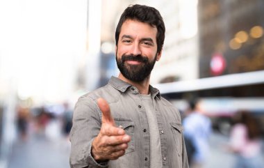 Sakal bir açık, anlaşma ile yakışıklı adam