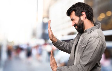 Bir şey, açık iterek sakallı yakışıklı adam