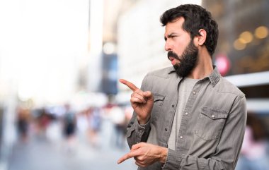 Açık adlı dans sakallı yakışıklı adam