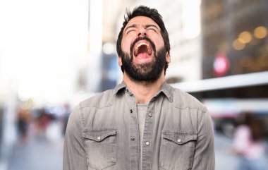 Açık, bağırarak sakallı yakışıklı adam