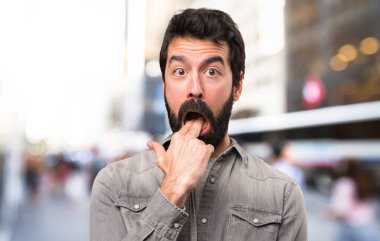 Kusma jest, açık hale sakallı yakışıklı adam