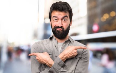 Açık, şüpheleri Laterallerin işaret eden sakallı yakışıklı adam