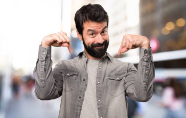 Açık, aşağıyı sakal ile yakışıklı adam