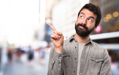 Sakal düşünme açık olan yakışıklı adam