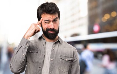 Sakal düşünme açık olan yakışıklı adam