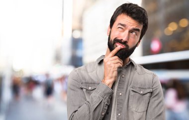 Sakal düşünme açık olan yakışıklı adam