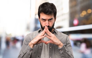 Sakal düşünme açık olan yakışıklı adam