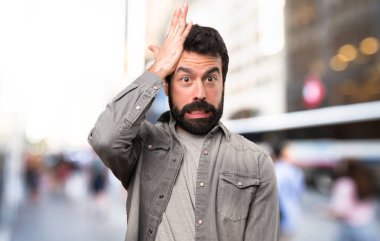 Açık, şüpheleri sakallı yakışıklı adam