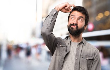 Açık, şüpheleri sakallı yakışıklı adam