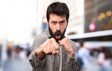Açık, mücadele sakallı yakışıklı adam