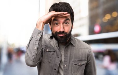 Bir şey açık, gösterilen sakallı yakışıklı adam