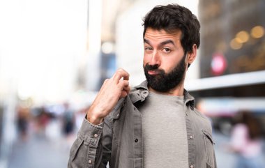 Açık, kendisiyle gurur sakallı yakışıklı adam