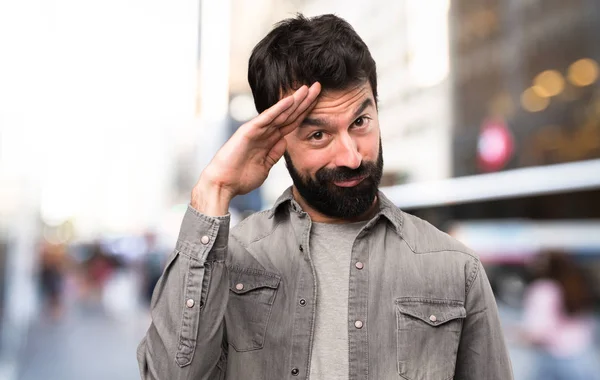 Knappe Man Met Baard Die Bij Buiten — Stockfoto