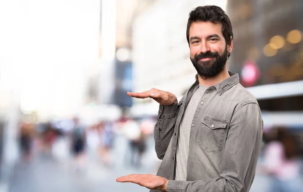 Knappe Man Met Baard Houden Iets Buiten — Stockfoto