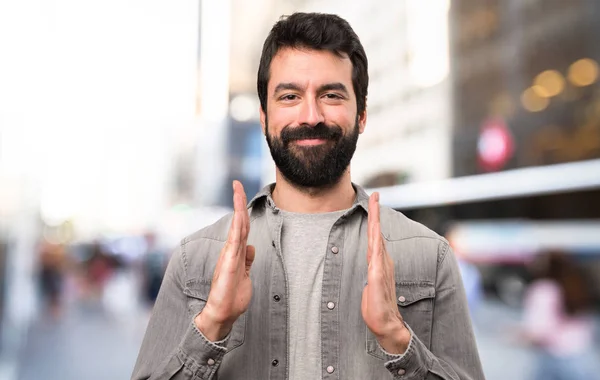 Homem Bonito Com Barba Segurando Algo Livre — Fotografia de Stock