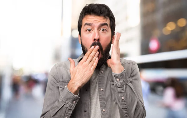 Knappe Man Met Baard Maken Verrassing Gebaar Buiten — Stockfoto