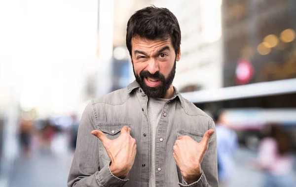 Hombre Guapo Con Barba Haciendo Gesto Sorpresa Aire Libre — Foto de Stock