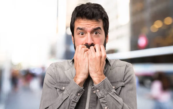 Verängstigter Schöner Mann Mit Bart Freien — Stockfoto