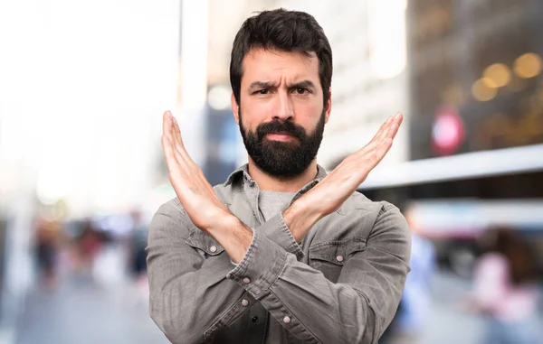 Knappe Man Met Baard Geen Gebaar Maken Buiten — Stockfoto