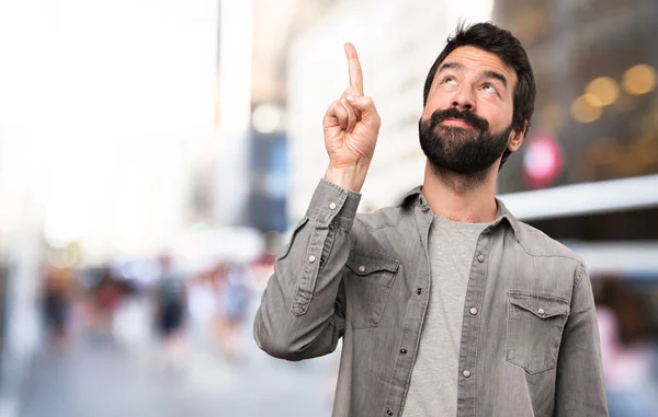 Bel Homme Avec Barbe Pointant Vers Haut Extérieur — Photo