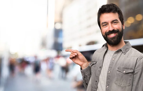 Lateral Açık Yönü Işaret Eden Sakallı Yakışıklı Adam — Stok fotoğraf