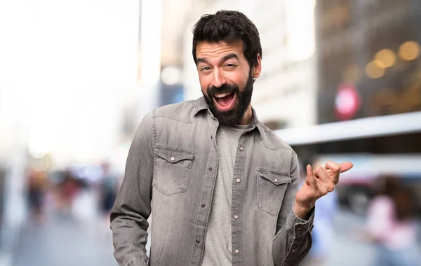 Bonito Homem Com Barba Fazendo Gesto Guitarra Livre — Fotografia de Stock