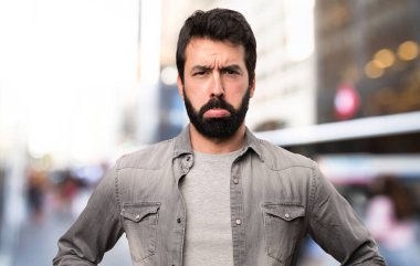 Açık, sakallı üzgün yakışıklı adam