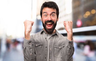 Açık, sakallı şanslı yakışıklı adam