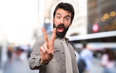 Sakal yapma zafer jest, açık olan yakışıklı adam