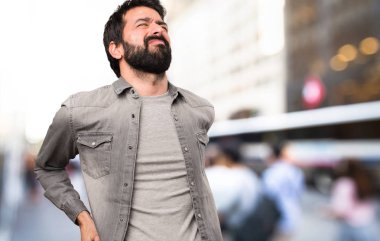 Açık, ağrısı olan sakallı yakışıklı adam