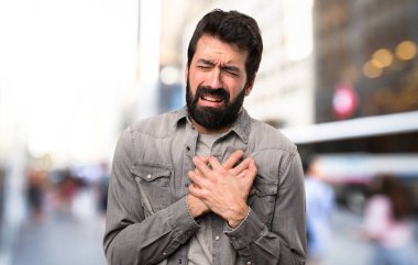 Kalp ağrısı, açık olan sakallı yakışıklı adam