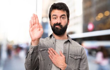 Bir yemin, açık hale sakallı yakışıklı adam