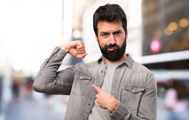 Güçlü hareket, açık hale sakallı yakışıklı adam