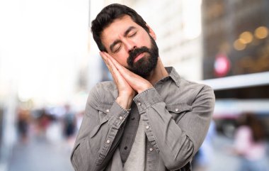 Sakal yapma uyku jest, açık olan yakışıklı adam