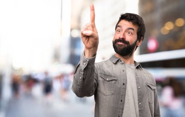 Açık, şeffaf ekranda dokunmadan sakallı yakışıklı adam