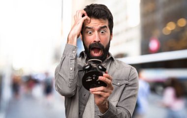 Vintage saati itibariyle açık tutarak sakallı yakışıklı adam