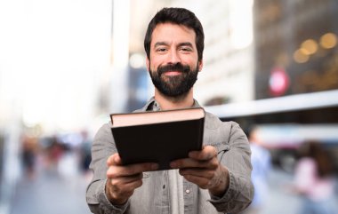 Açık bir kitap okuma sakallı yakışıklı adam