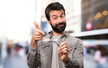 Yakışıklı adam sakallı ve açık, gözlüklü