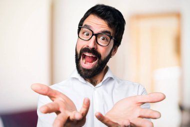 Gözlüklü bir şey odaklanmamış arka plan üzerinde sunulması yakışıklı adam