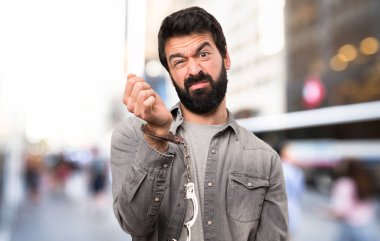 Yakışıklı adam sakallı ve açık, kelepçe ile