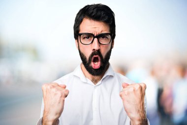 Gözlüklü odaklanmamış arka plan üzerinde şanslı yakışıklı adam