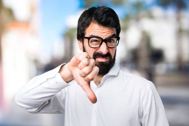 Yakışıklı adam gözlüklü kötü sinyal odaklanmamış arka plan yapma